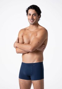 Boxer in blu navy realizzati in tessuto morbido con una vestibilità aderente, caratterizzati da un logo sulla cintura e una texture liscia e senza imperfezioni.