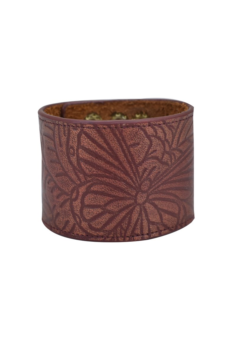 Bruine leren manchetarmband ontworpen met een bloemmotief, met een gladde textuur en gestikte randen, met een breedte van ongeveer 5 centimeter.