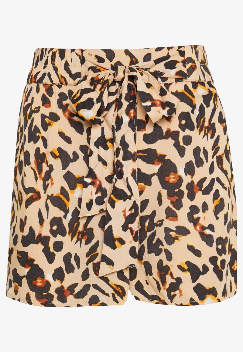 Shorts beige taille haute avec imprimé léopard noir et marron et ceinture en tissu nouée à la taille.