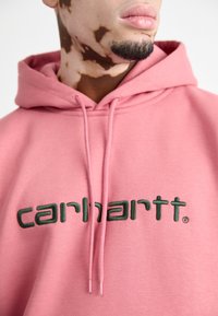 Carhartt WIP HOODED - Felpa con cappuccio - dusty rose/sycamore tree