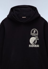 Felpa con cappuccio nera realizzata in misto cotone, con loghi grafici bianchi. Include una tasca frontale e un morbido rivestimento interno spazzolato.