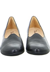 Ballerine in pelle nera con una texture liscia, design a punta e tacco basso. L'interno presenta una fodera beige con un branding discreto.