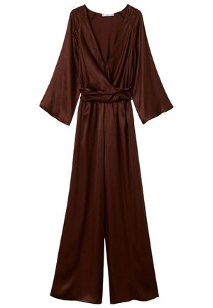 Ruskea satiinihaalari, jossa on V-aukko, pitkät kellohihat ja solmittava vyötärön yksityiskohta. Siinä on leveälahkeiset housut, sileä tekstuuri ja laskeutuva muotoilu.