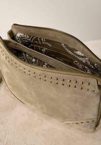 Next STUDDED - Ülerinna-kott - bone