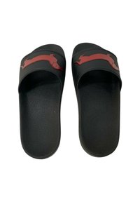 Sandali neri a infradito realizzati in gomma testurizzata, con una grafica di un dachshund rosso sulla fascia superiore. Design aperto per il massimo comfort.