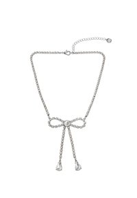Collana di strass con catena in argento, caratterizzata da un design a fiocco al centro e due dettagli a goccia che pendono.