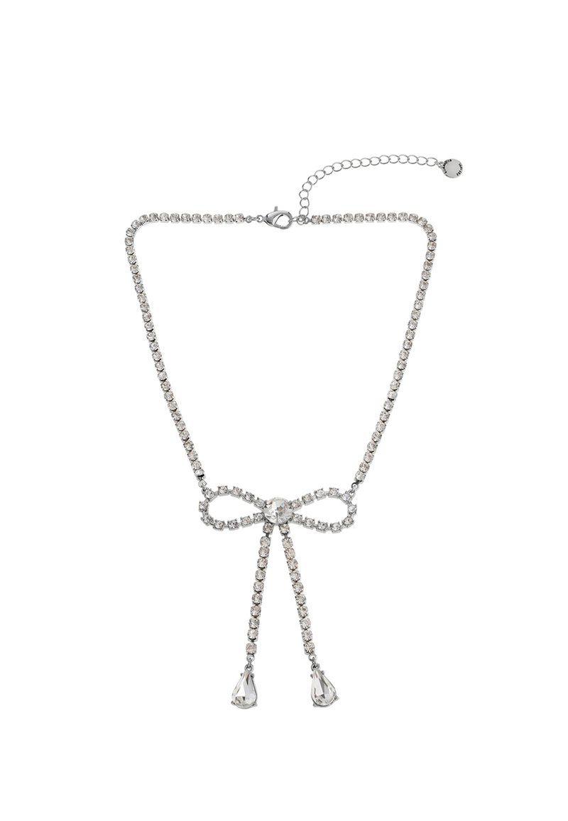 Collana di strass con catena in argento, caratterizzata da un design a fiocco al centro e due dettagli a goccia che pendono.