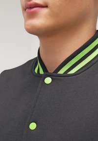 Urban Classics 2 TONE COLLEGE  - Mikina na zip - black/light green