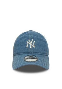 Denim bejzbolska kapa v svetlo modri barvi z vezenim belim logotipom "NY" na sprednji strani, nastavljivim trakom in zaobljenim dizajnom.