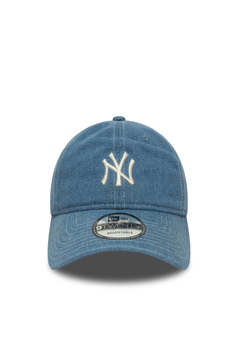 Denim bejzbolska kapa v svetlo modri barvi z vezenim belim logotipom "NY" na sprednji strani, nastavljivim trakom in zaobljenim dizajnom.