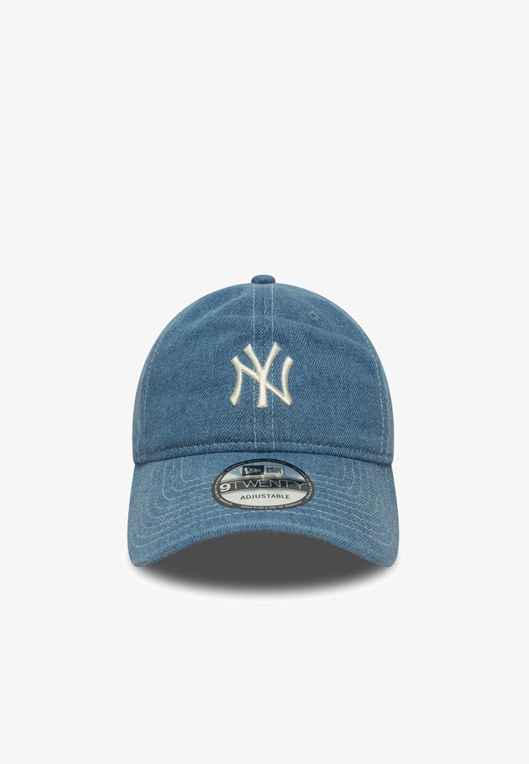 Kirkkaansininen farkkikypärä, jossa on edessä brodeerattu valkoinen "NY"-logo, säädettävä hihna ja pyöreä kruunumuotoilu.