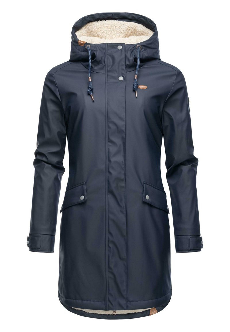 Abrigo impermeable azul marino con capucha, forro de forro polar, dos bolsillos frontales y cierres a presión; cuenta con cordones y acentos de cuero.