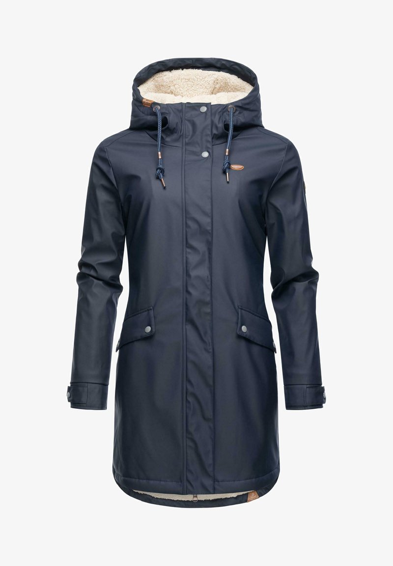 Tumši zils ūdensnecaurlaidīgs mētelis ar kapuci, flīsa odere, divas priekšējās kabatas un spiedpogu aizdare; ir auklas un ādas akcenti.