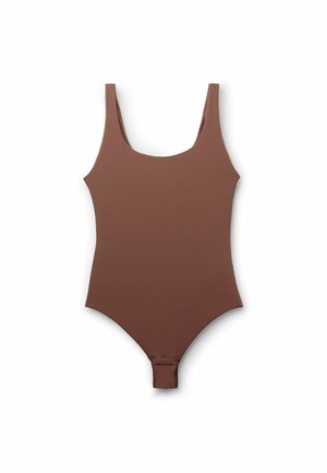 Maillot de bain une pièce marron avec un décolleté rond et des bretelles larges, fabriqué à partir d'un matériau lisse et extensible avec une coupe haute au niveau des jambes.