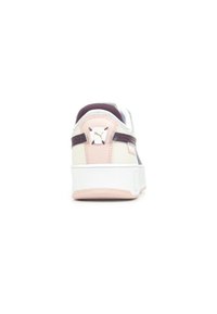 Sneaker bianco e rosa con una texture in pelle liscia, caratterizzata da accenti viola scuro e un logo sul tallone. Suola in gomma piatta.