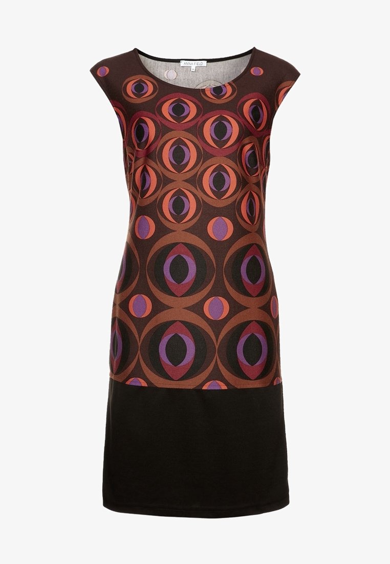 Brązowa sukienka bez rękawów z wzorzystą górą, na której znajdują się nakładające się okręgi w kolorze fioletowym, pomarańczowym i czarnym; dolna część w jednolitym czarnym kolorze.