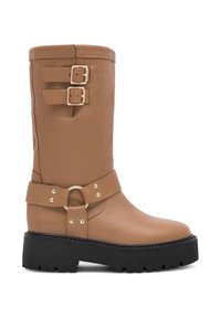 Barna bőr bokacsizmák, kerek orral, dupla csatos pántokkal és vastag fekete, bélelt talppal, amelynek textúrázott futófelülete van.