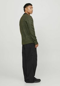 Jack & Jones JCOSPACE MOCK NECK - Džemper - olive night