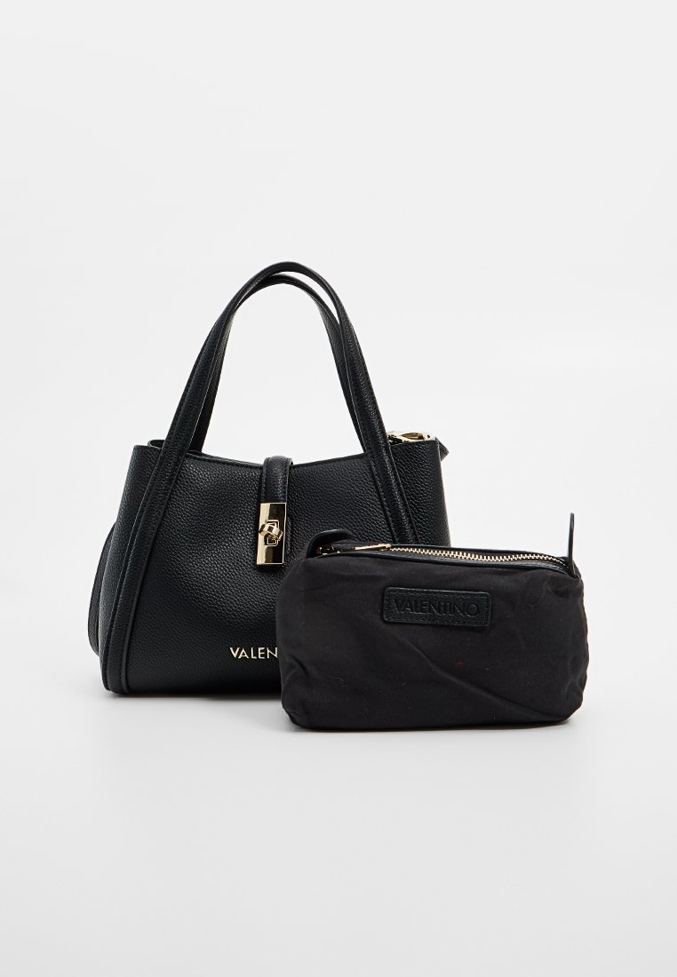 Bolso de mano de cuero negro con textura de guijarro, herrajes dorados y un estuche negro desmontable. Presenta un diseño estructurado y asas cortas.