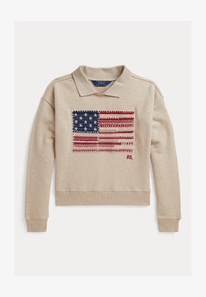 Polo beige de manga larga con diseño de la bandera americana tejido en la parte delantera y pequeñas iniciales "RL" bordadas cerca de la esquina inferior derecha.