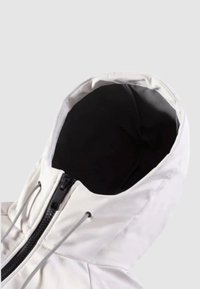 Giacca bianca con cappuccio e fodera nera. Presenta un colletto alto, zip frontale e dettagli con cordino. Tessuto morbido e liscio.