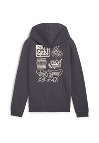 Sudadera con capucha de color gris oscuro que presenta múltiples diseños gráficos en blanco, incluyendo texto y logotipos, impresos en la parte posterior. Tejido suave con capucha.