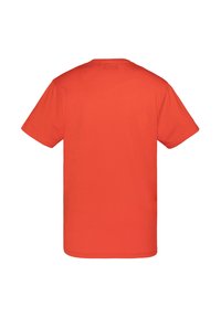 Camiseta roja de manga corta, hecha de algodón, con un diseño liso, corte estándar y una textura suave, vista desde la parte de atrás.