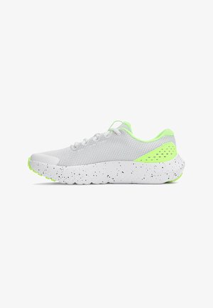 Des chaussures de sport gris clair avec une tige en maille, des accents verts et une semelle blanche tachetée. Elles présentent un bout arrondi et un design à lacets.