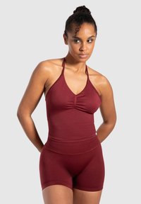 Bordeaux haltertop met V-hals en vergarde details, gecombineerd met hoge taille shorts, gemaakt van een gladde, rekbare stof.