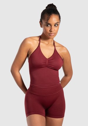 Bordeaux haltertop met V-hals en vergarde details, gecombineerd met hoge taille shorts, gemaakt van een gladde, rekbare stof.