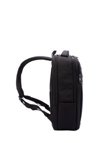 Zwarte rugzak met een rechthoekige vorm, dubbele ritsen, gevoerde schouderbanden en een zijzak. Gemaakt van duurzame stof met een soepele textuur.