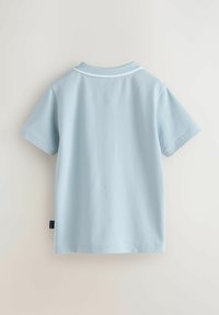Jasnoniebieska koszulka polo z krótkim rękawem, wykonana z bawełny, z białym kołnierzykiem i przeszyciami. Prosty fason z prostym krojem, bez wzorów.