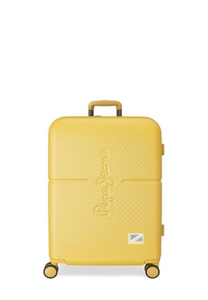 Maleta rígida amarilla con cuatro ruedas, superficie texturizada con el logo "Pepe Jeans" y un pequeño emblema rectangular en la esquina inferior derecha.