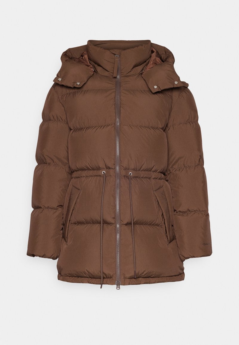 Brązowa kurtka puchowa z wysokim kołnierzem, zapięciem na zamek, regulowanym ściągaczem w talii i dużymi kieszeniami. Miękka, pikowana tekstura i kaptur.