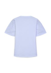 T-shirt azzurro chiaro con maniche corte in pizzo bianco ricamato a occhio, scollatura rotonda e fessure laterali per facilitare il movimento.