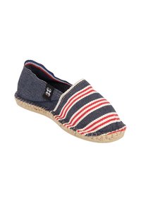 Espadrille en textile avec un bout arrondi, présentant des rayures bleu marine et rouge, une semelle en jute tissée, et une étiquette en tissu sur le côté.