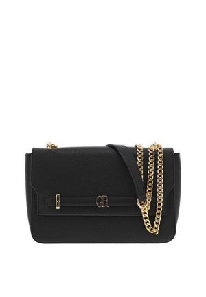 Sac en cuir noir avec une forme structurée, une surface texturée, une bandoulière en chaîne dorée et un logo accentué en or à l'avant.