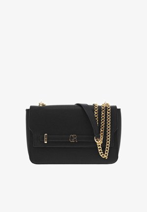 Sac en cuir noir avec une forme structurée, une surface texturée, une bandoulière en chaîne dorée et un logo accentué en or à l'avant.