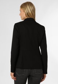 Czarna dopasowana marynarka z dopasowanym tyłem, długimi rękawami i gładką teksturą materiału. Posiada klapę na kołnierzu oraz starannie wykonane szwy.