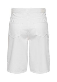 Short en denim blanc avec deux poches arrière, passants de ceinture et ourlet droit, présenté de dos sur fond blanc.