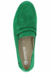 Mocassins en suède vert avec une semelle plate, dotés d'un détail texturé sur le devant et d'un revêtement intérieur doux. Marquage de la taille 37 visible à l'intérieur.