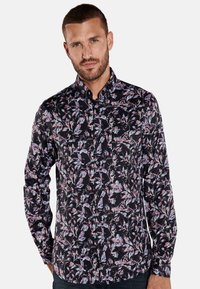 Schwarze Button-Down-Hemd mit einem floralen Muster in Pink-, Blau- und Grüntönen, mit einer strukturierten Oberfläche und einem kontrastierenden Kragen-Design.