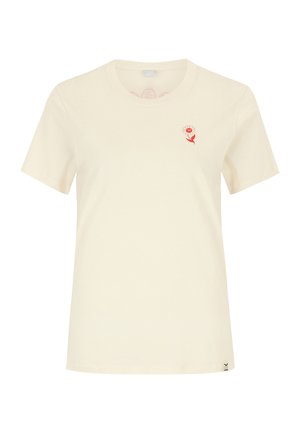 Cremefarbenes T-Shirt mit kurzen Ärmeln, kleinem rot-weißem Blumenmotiv auf der linken Brust und kleinem Etikett am unteren Saum.