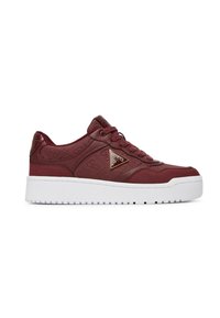 Sneakers in pelle bordeaux con motivo in rilievo, suola in gomma bianca e un accento in oro a forma di triangolo sul pannello laterale.