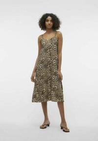 Vestido midi de estampado de leopardo con finas tirantes de espagueti, tejido fluido y un corte holgado. Presenta tonos naturales de beige y marrón.