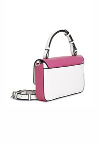 Borsa a tracolla in pelle bianca e rosa con una forma strutturata, dettagli in nero e una tracolla removibile; presenta una maniglia superiore e una texture liscia.