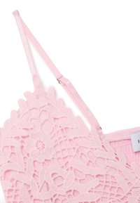Bralette in pizzo rosa con modelli floreali intricati, spalline regolabili e un design testurizzato. Presenta un elastico liscio.