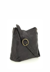 Borsa a tracolla in pelle nera con un design morbido, caratterizzata da un grande dettaglio in metallo dorato rotondo e una tracolla regolabile. Finitura testurizzata.