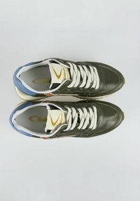 Zapatillas de cuero verde con cordones blancos, detalles en azul en la lengüeta y adornos en marrón. Cuentan con una suela acolchada y una plantilla con marca.