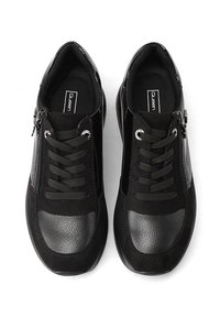 Sneaker nere con un design in tessuti misti, che presentano pelle liscia e dettagli testurizzati, chiusura con zip e lacci tradizionali.